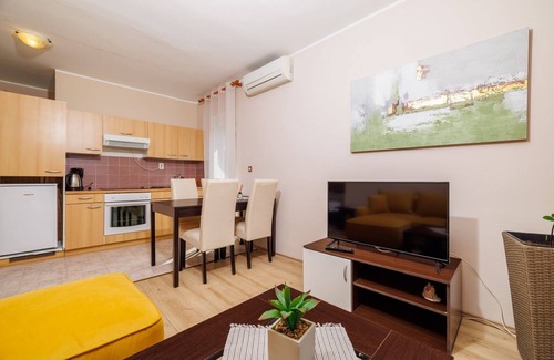 Dramalj Apartamento | Pintoresco piso a 350 metros de la playa con vistas panorámicas al mar, piscina, ducha exterior