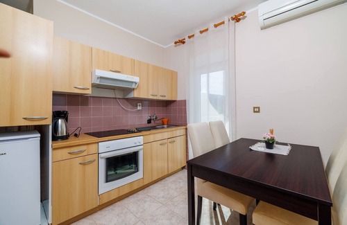 Dramalj Apartamento | Pintoresco piso a 350 metros de la playa con vistas panorámicas al mar, piscina, ducha exterior