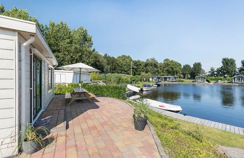 Terherne Casa | Picturesque holiday home with garden on open waters