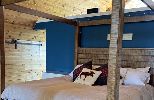 Parkland County Cabina | Picturesque Log House Getaway