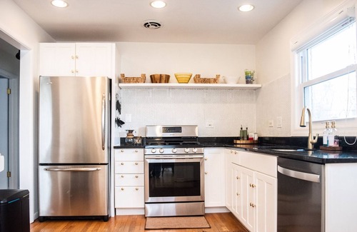 Highland Park Casa | Picturesque! Mid Mod Home - 20min from Chicago!
