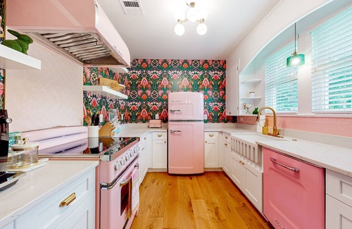 Georgetown Cabaña | Picturesque, renovated 1920s cottage blocks from historic district & Blue Hole