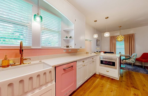 Georgetown Cabaña | Picturesque, renovated 1920s cottage blocks from historic district & Blue Hole