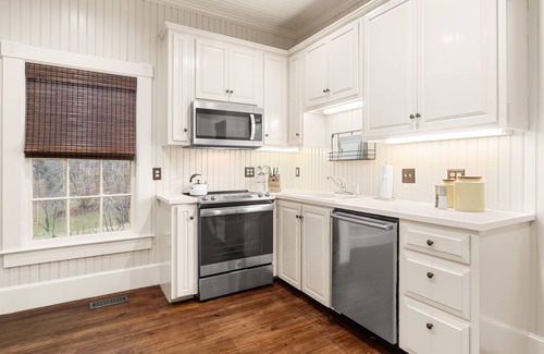 Hendersonville Casa | Piedmont Kitchen House | Charming Cottage on 65 Acres Near Hendersonville