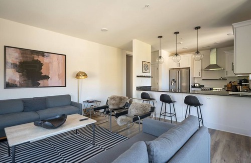 Wayland Park Apartamento | Piedmont Place 304| Lux Vineyard & Brewery Getaway in the Heart of Crozet | Pet Friendly