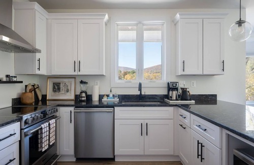 Wayland Park Apartamento | Piedmont Place 304| Lux Vineyard & Brewery Getaway in the Heart of Crozet | Pet Friendly