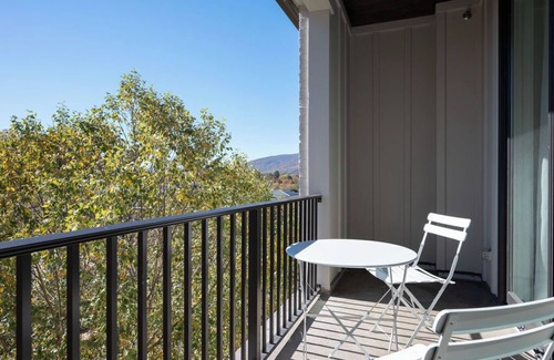Crozet Apartamento | Piedmont Place 401 | Lux Vineyard & Brewery Getaway in the Heart of Crozet | Pet Friendly