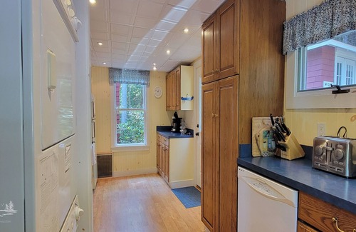 Southport Cabina | Piffi Biff: Watch Whales & Lobster Boats from This Classic Oceanfront Gem!