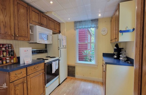 Southport Cabina | Piffi Biff: Watch Whales & Lobster Boats from This Classic Oceanfront Gem!