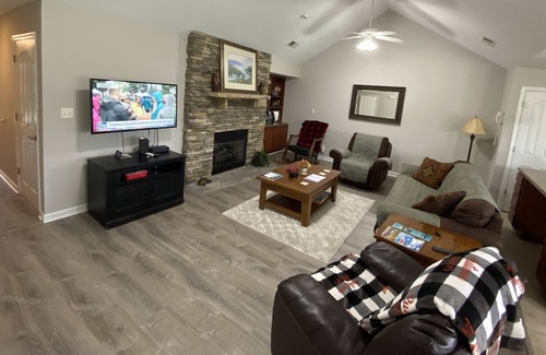 Pigeon Forge Cabaña | Pigeon Forge Cottage Sleeps up to 6, 1 Level-2 Car Garage-WIFI, Pool