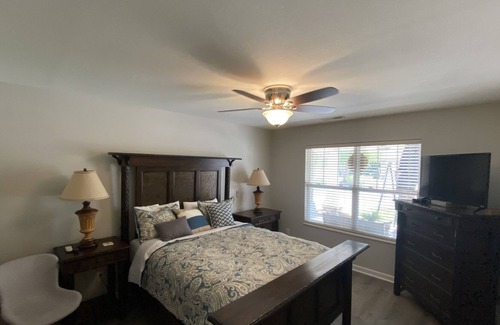 Pigeon Forge Cabaña | Pigeon Forge Cottage Sleeps up to 6, 1 Level-2 Car Garage-WIFI, Pool