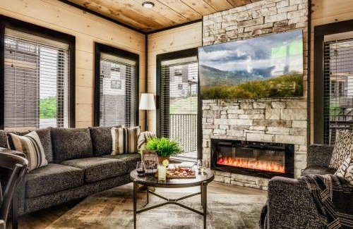 Sevierville Casa | Pigeon Forge Large Cabins Sleeps Up to 66 Water Park Access