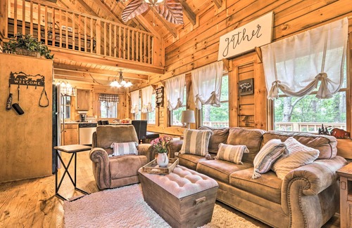 Gatlinburg - Pigeon Forge Cabina | Pigeon Forge -Screened Porch-Weber Gas Grill- Covered Porch-Hot Tub-Pet Friendly