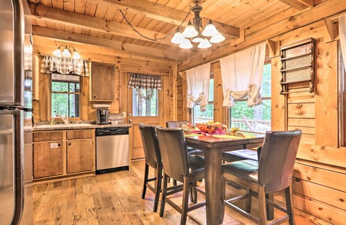 Gatlinburg - Pigeon Forge Cabina | Pigeon Forge -Screened Porch-Weber Gas Grill- Covered Porch-Hot Tub-Pet Friendly