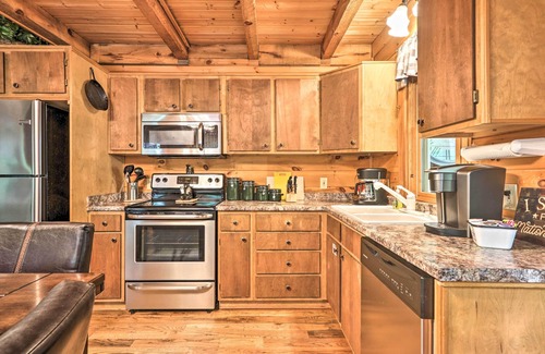 Gatlinburg - Pigeon Forge Cabina | Pigeon Forge -Screened Porch-Weber Gas Grill- Covered Porch-Hot Tub-Pet Friendly