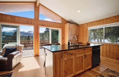 Woodland Park Cabina | Pikes Peak Panorama - 2 acres- Fire Pit - Hot Tub - Starlink