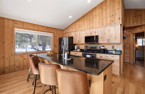 Woodland Park Cabina | Pikes Peak Panorama - 2 acres- Fire Pit - Hot Tub - Starlink