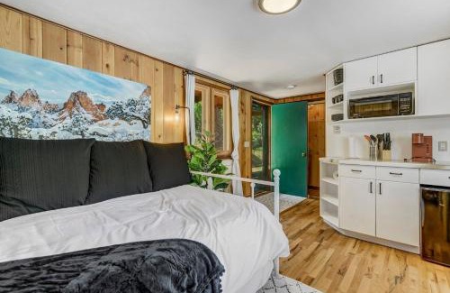 Cascade Casa | Pikes Peak Stone Cottage - Hot Tub & Game Room