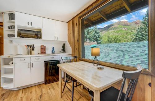 Cascade Casa | Pikes Peak Stone Cottage - Hot Tub & Game Room