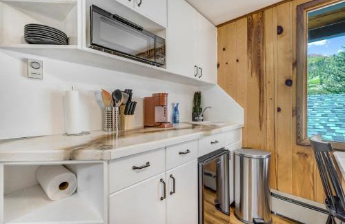 Cascade Casa | Pikes Peak Stone Cottage - Hot Tub & Game Room