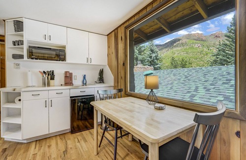 Cascade Apartamento | Pikes Peak Stone Cottage | Hot Tub & Game Room
