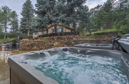 Cascade Apartamento | Pikes Peak Stone Cottage | Hot Tub & Game Room