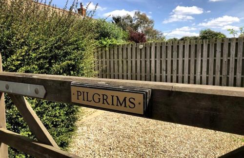 Stanhoe Casa | Pilgrims - Traditional flint cottage with open fire