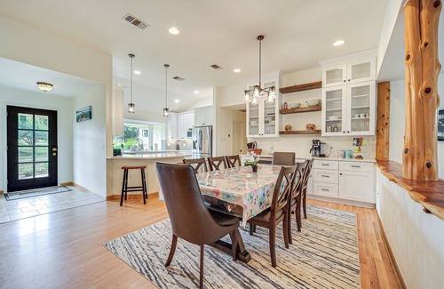 Dripping Springs Casa | ‘Pin Oak Farmhouse’ w/ Patio in Dripping Springs