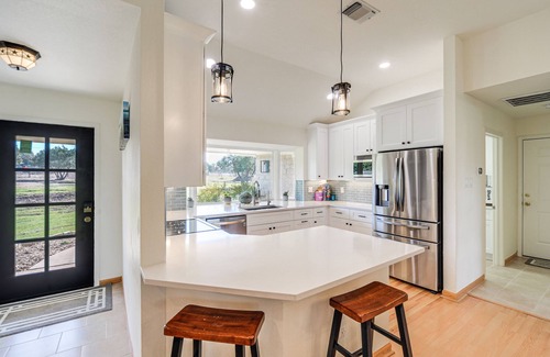 Dripping Springs Casa | ‘Pin Oak Farmhouse’ w/ Patio in Dripping Springs