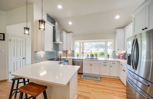 Dripping Springs Casa | ‘Pin Oak Farmhouse’ w/ Patio in Dripping Springs