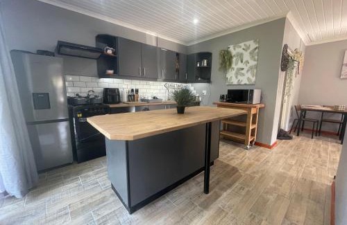 Hillcrest Apartamento | PINE COTTAGE Self catering fully equipped 2 bedroom, Queen bed 3 singles 65sqm cosy private cottage