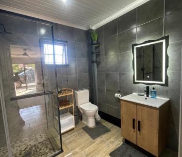 Hillcrest Apartamento | PINE COTTAGE Self catering fully equipped 2 bedroom, Queen bed 3 singles 65sqm cosy private cottage