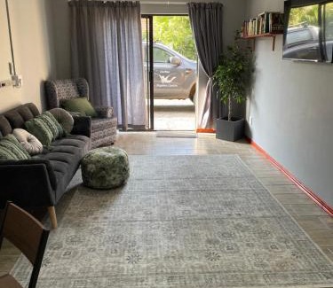 Hillcrest Apartamento | PINE COTTAGE Self catering fully equipped 2 bedroom, Queen bed 3 singles 65sqm cosy private cottage
