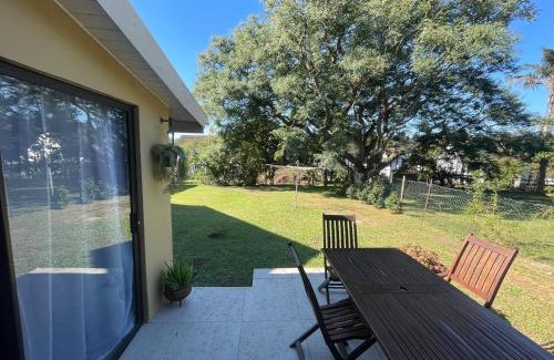 Hillcrest Apartamento | PINE COTTAGE Self catering fully equipped 2 bedroom, Queen bed 3 singles 65sqm cosy private cottage
