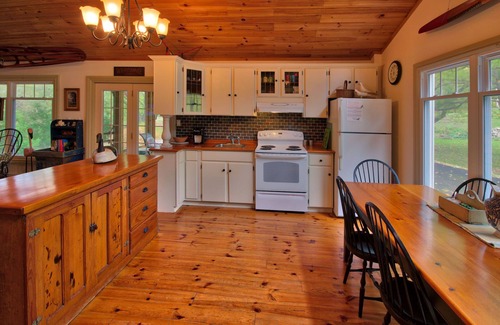 Port Albert Cabaña | Pine Grove Cottage: Character Plus!