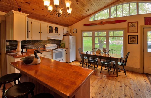 Port Albert Cabaña | Pine Grove Cottage: Character Plus!