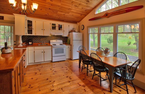 Port Albert Cabaña | Pine Grove Cottage: Character Plus!