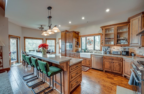 Pine Mountain Club Cabina | Pine Mountain Club Cabin w/ Private Deck & Views!