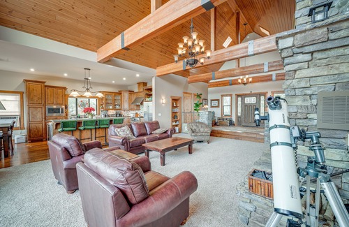 Pine Mountain Club Cabina | Pine Mountain Club Cabin w/ Private Deck & Views!