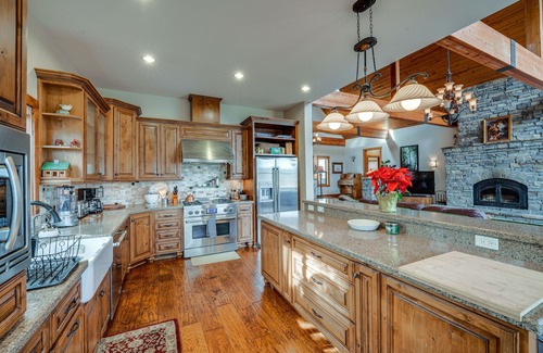 Pine Mountain Club Cabina | Pine Mountain Club Cabin w/ Private Deck & Views!