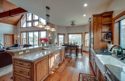 Pine Mountain Club Cabina | Pine Mountain Club Cabin w/ Private Deck & Views!