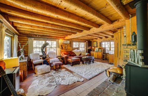 Frazier Park Casa | Pine Mountain Club Log Cabin with Resort Amenities!