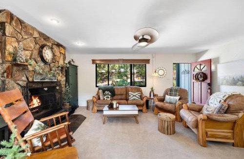 Prescott Casa | Pine Nest Retreat Saloon and Scenic Views