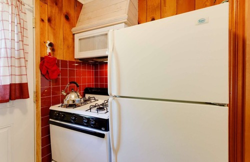 Twin Peaks Hotel | Pine Rose Cottage - Studio | One Bed | ¾ Bathroom | Sleeps Two Our smallest and coziest studio cabin