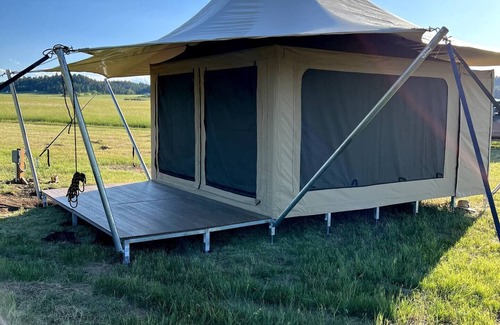 Hermosa Alquiler De RV | Pine Tent Structure