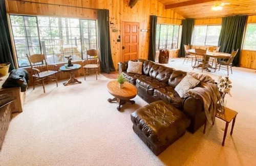 Wrightwood Cabina | Pine tree cabin with an amazing front deck