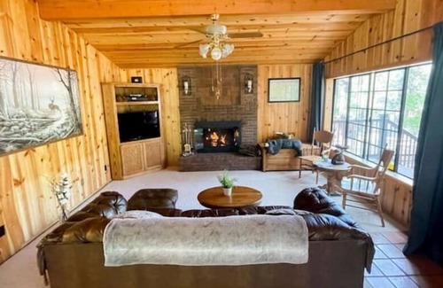 Wrightwood Cabina | Pine tree cabin with an amazing front deck