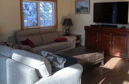 Calgary Casa | Pine Tree Get Away