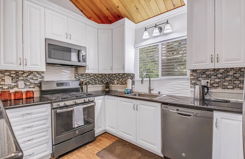 Twin Peaks Casa | Pine View - Spacious 3000 SQFT Home with Game Room, Bar and 3 Decks!