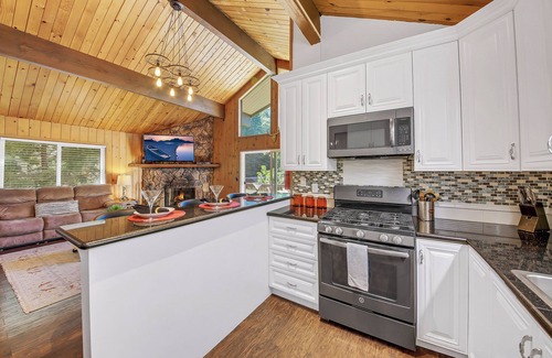 Twin Peaks Casa | Pine View - Spacious 3000 SQFT Home with Game Room, Bar and 3 Decks!